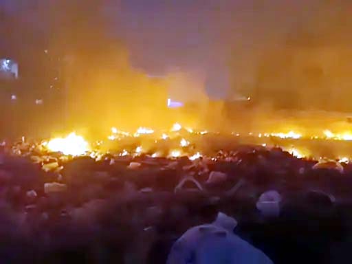 कूडे में लगी आग का दृश्य। कूडे में लगी आग का दृश्य।