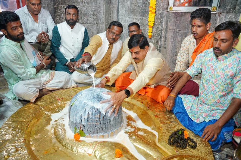 मुख्यमंत्री डॉ. मोहन यादव ने उज्जैन के तिलेकेश्वर में शिवलिंग का पूजन अर्चन किया मुख्यमंत्री डॉ. मोहन यादव ने उज्जैन के तिलेकेश्वर में शिवलिंग का पूजन अर्चन किया