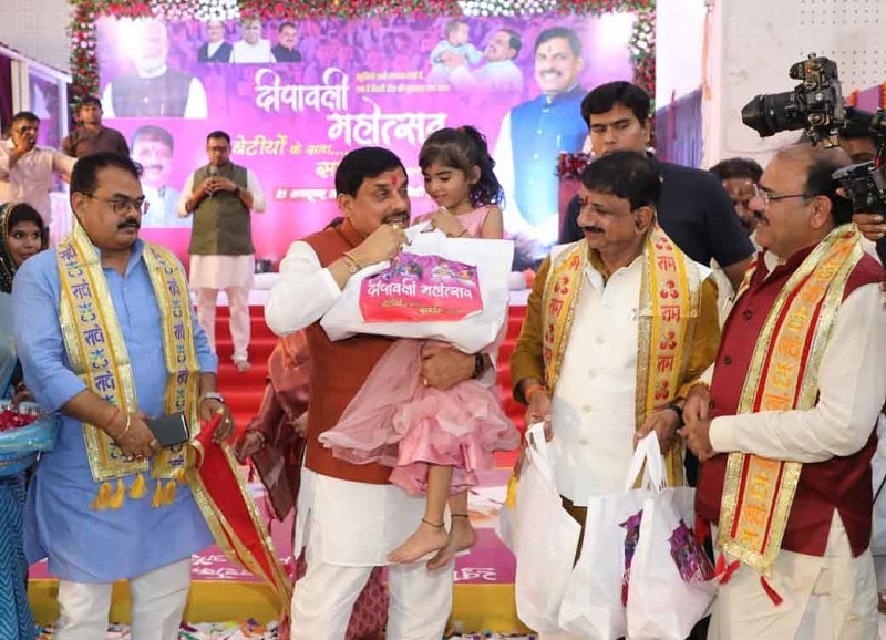 ईदगाह हिल्स में निर्धन बेटियों के साथ दीपावली मनाने के बाद मीडिया प्रतिनिधियों से बातचीत