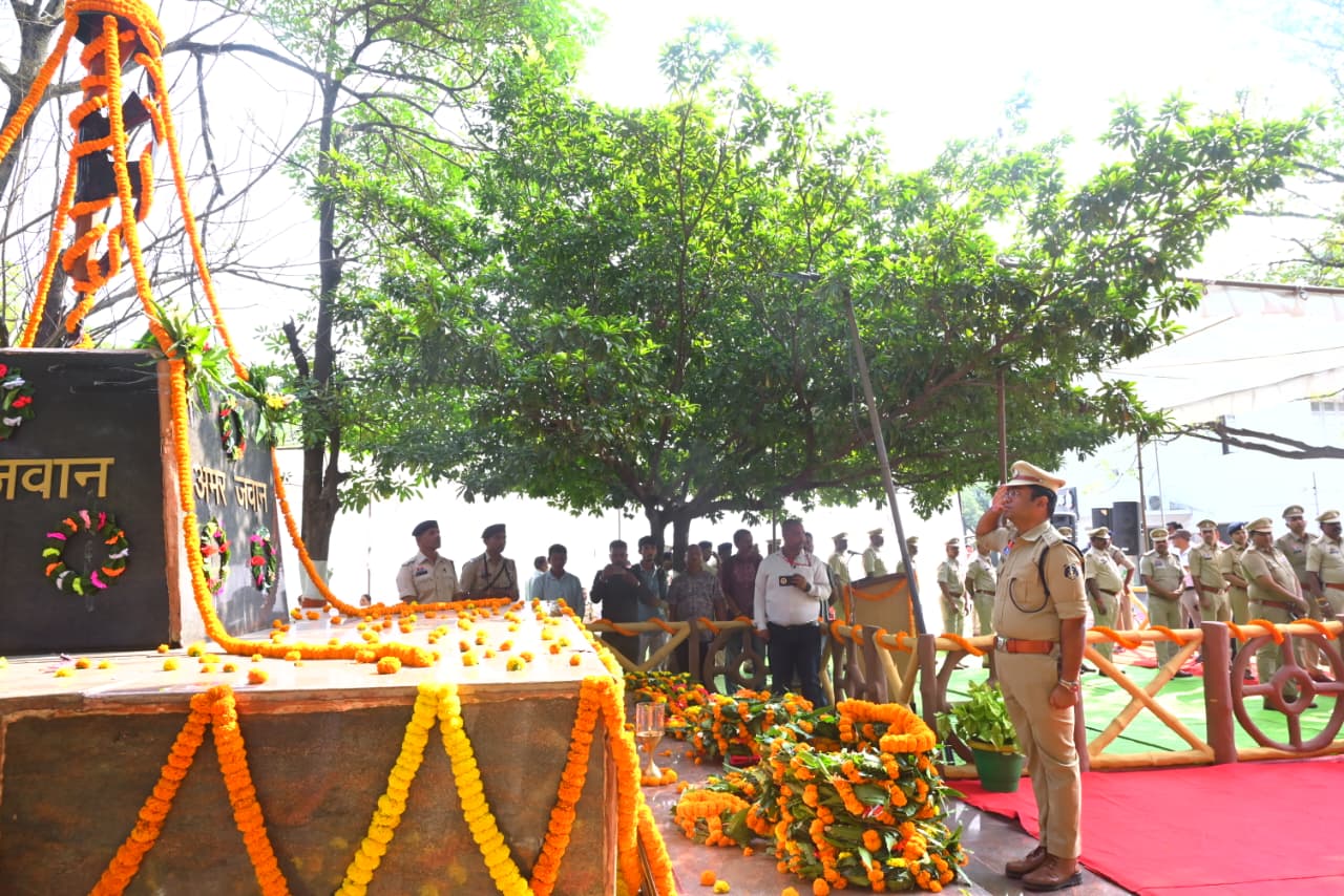 कोरबा में पुलिस स्मृति दिवस पर शहीद जवानों को दी गई भावपूर्ण श्रद्धांजलि कोरबा में पुलिस स्मृति दिवस पर शहीद जवानों को दी गई भावपूर्ण श्रद्धांजलि