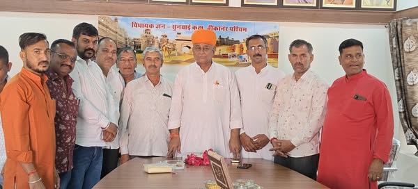 बीकानेर में रामा-शामा का दाैर, विधायक जेठानंद परंपरा का निर्वाह कर बांट रहे नाेट बीकानेर में रामा-शामा का दाैर, विधायक जेठानंद परंपरा का निर्वाह कर बांट रहे नाेट