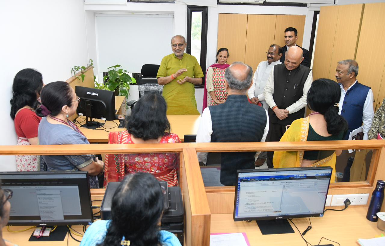 उपराष्ट्रपति ने राज्यसभा सचिवालय के दौरे के दौरान कर्मचारियों से बातचीत की। उपराष्ट्रपति ने राज्यसभा सचिवालय के दौरे के दौरान कर्मचारियों से बातचीत की।