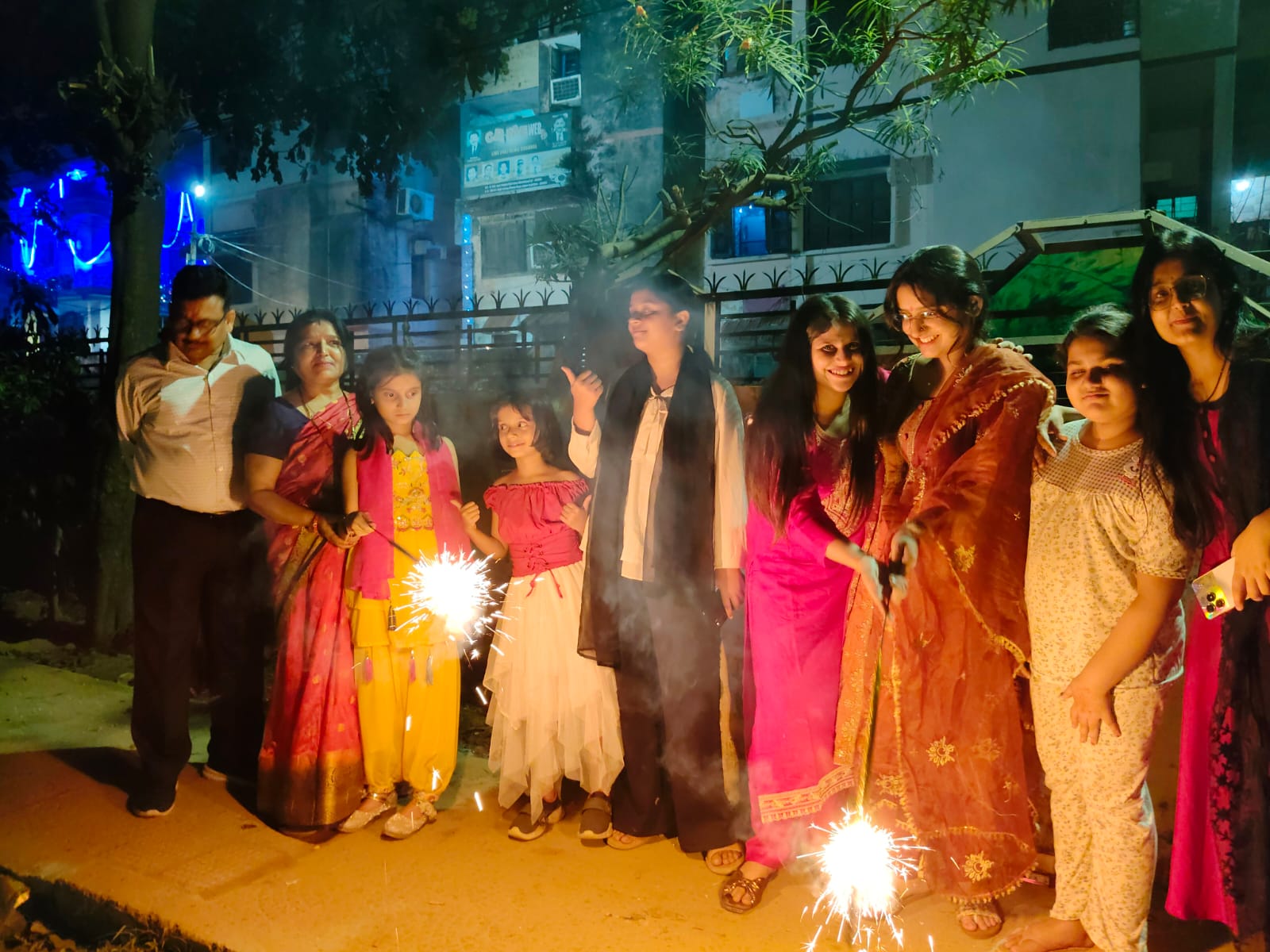 दीपावली पर आतिशबाजी फुलझड़ी छोड़तेलोग। दीपावली पर आतिशबाजी फुलझड़ी छोड़तेलोग।