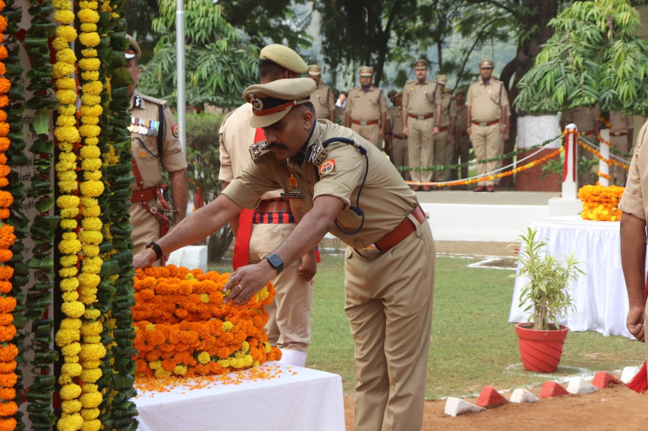 डा भीमराव अम्बेडकर पुलिस अकादमी मुरादाबाद में पुलिस स्मृति दिवस पर आयोजित कार्यक्रम में श्रद्धांजलि देते डीआईजी मुनिराज जी। डा भीमराव अम्बेडकर पुलिस अकादमी मुरादाबाद में पुलिस स्मृति दिवस पर आयोजित कार्यक्रम में श्रद्धांजलि देते डीआईजी मुनिराज जी।