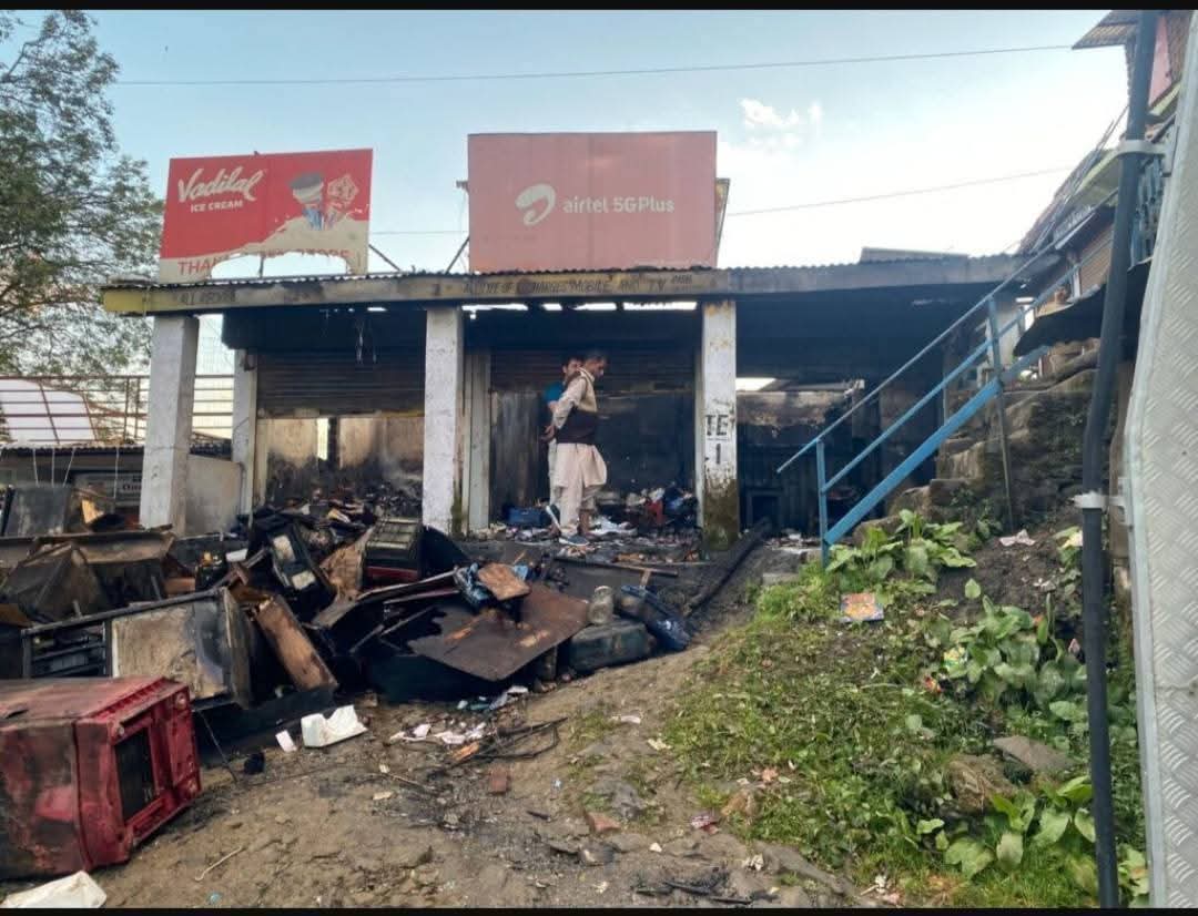 शिमला में दुकानों में आग शिमला में दुकानों में आग