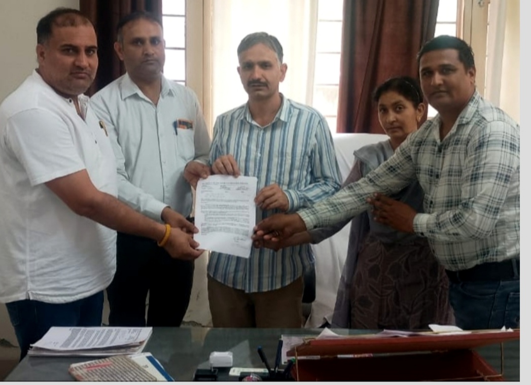 मांगों को लेकर ज्ञापन सौंपते हुए स्वास्थ्यकर्मी। मांगों को लेकर ज्ञापन सौंपते हुए स्वास्थ्यकर्मी।