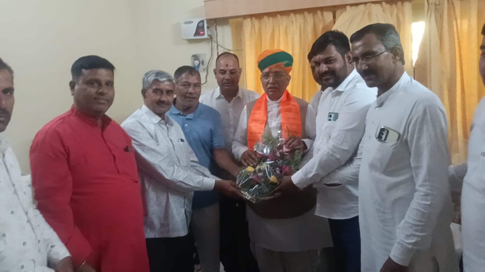 सांसद सेवा केन्द्र में विभिन्न क्षेत्र के लोगों ने केन्द्रीय कानून मंत्री को दी दीपावली की शुभकामनाएं सांसद सेवा केन्द्र में विभिन्न क्षेत्र के लोगों ने केन्द्रीय कानून मंत्री को दी दीपावली की शुभकामनाएं