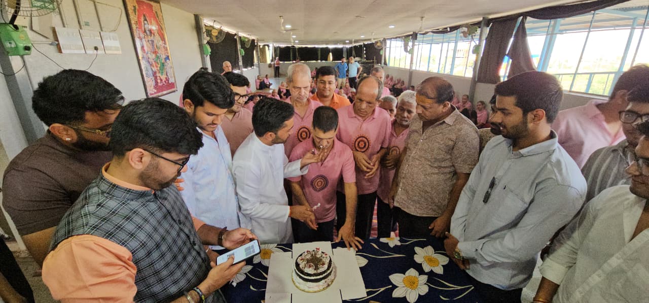 जिनके साथ त्यौहार मनाने के लिए कोई अपना नहीं उनके साथ अपना घर आश्रम पहुंच मनायी दीपावली जिनके साथ त्यौहार मनाने के लिए कोई अपना नहीं उनके साथ अपना घर आश्रम पहुंच मनायी दीपावली