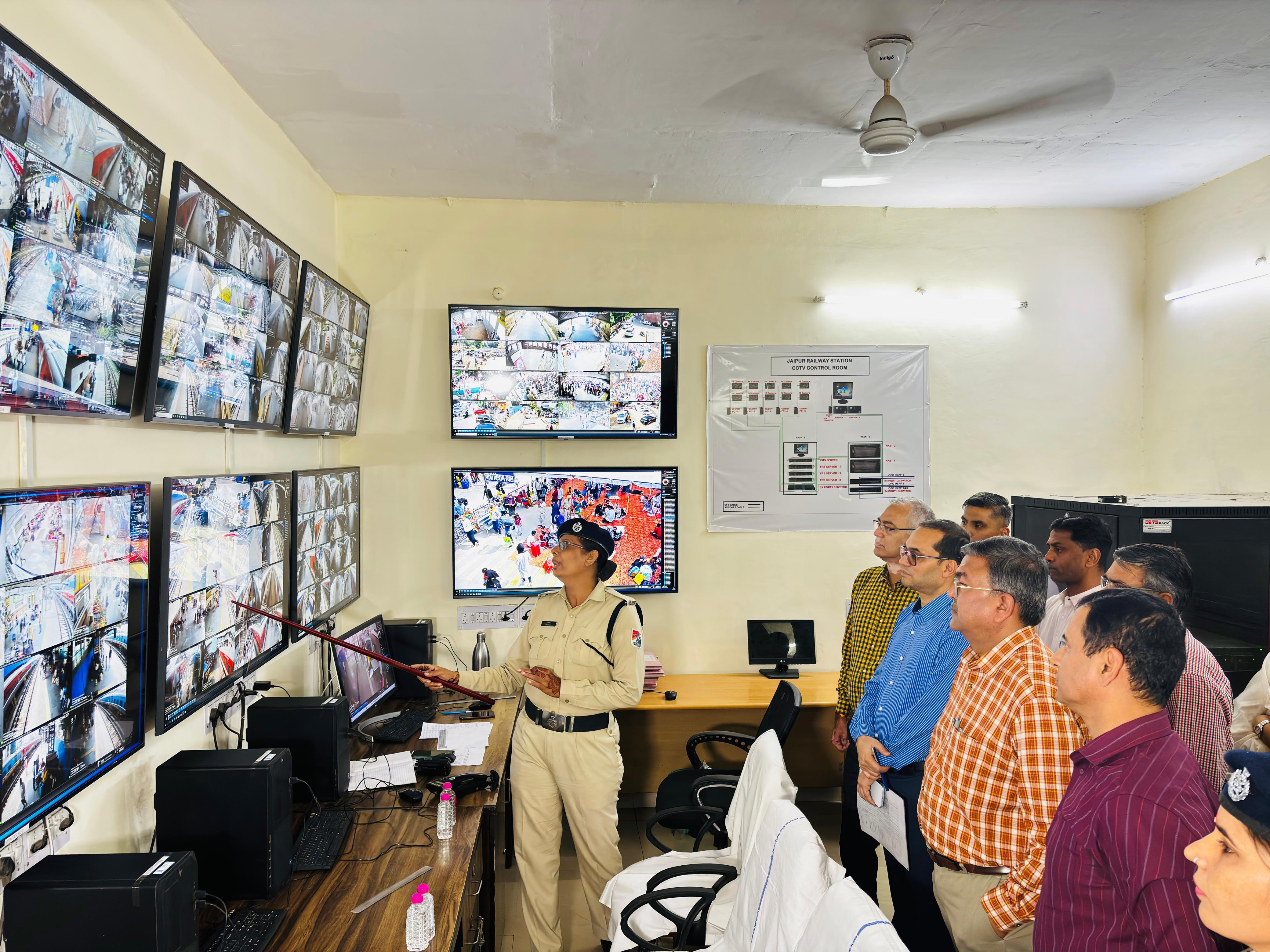 उत्तर पश्चिम रेलवे महाप्रबंधक अमिताभ ने लिया जयपुर स्टेशन पर भीड़ प्रबंधन का जायजा उत्तर पश्चिम रेलवे महाप्रबंधक अमिताभ ने लिया जयपुर स्टेशन पर भीड़ प्रबंधन का जायजा