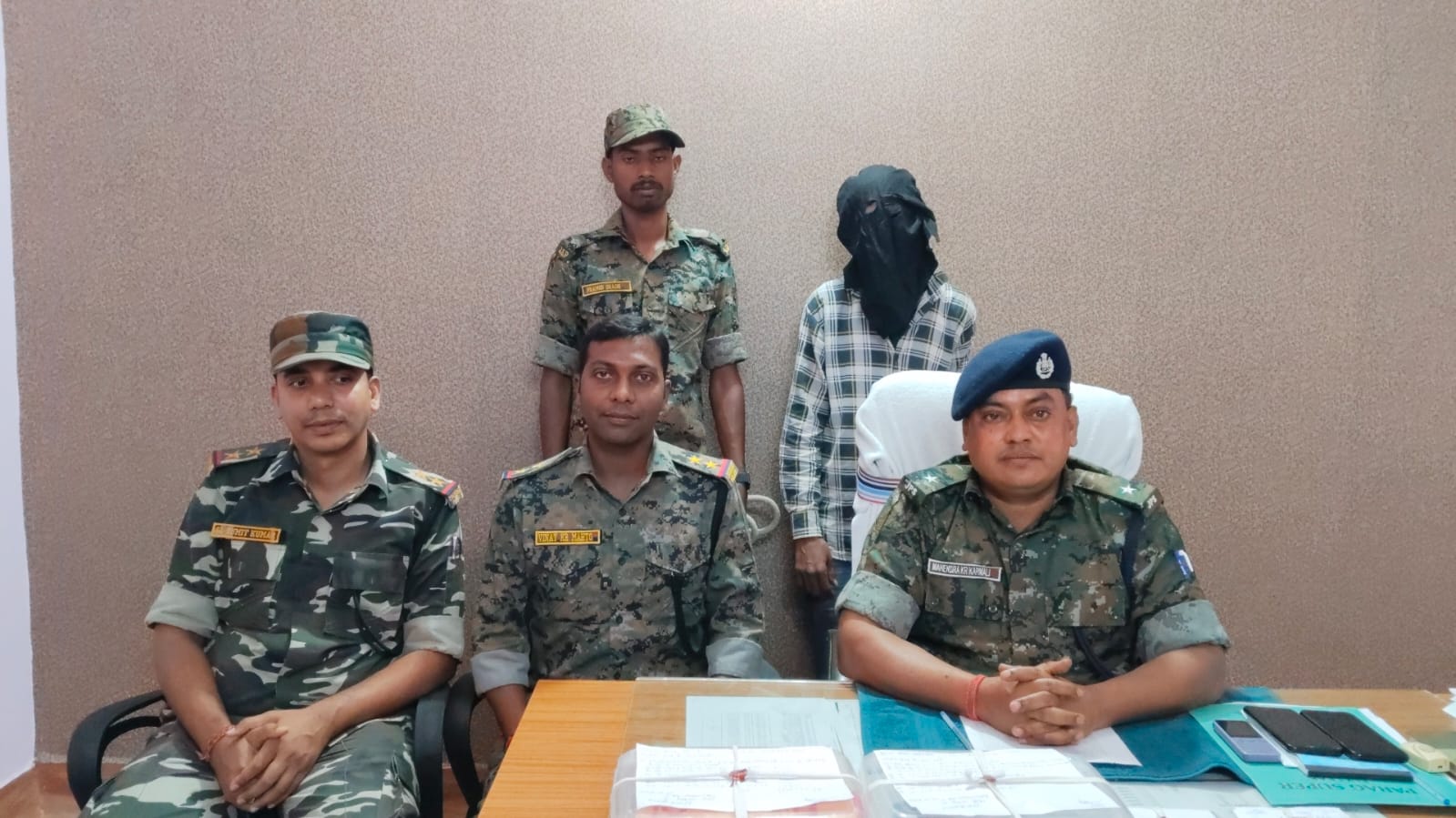 जानकारी देते पुलिस अधिकारी जानकारी देते पुलिस अधिकारी