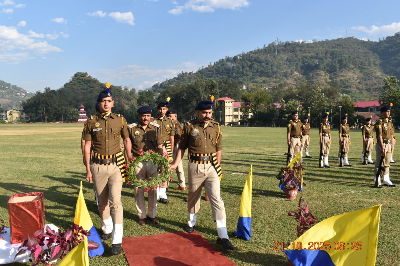 राष्ट्रीय पुलिस स्मृति दिवस पर देश सेवा में सर्वोच्च बलिदान देने वालों को श्रद्धांजलि अर्पित करते हुए। राष्ट्रीय पुलिस स्मृति दिवस पर देश सेवा में सर्वोच्च बलिदान देने वालों को श्रद्धांजलि अर्पित करते हुए।