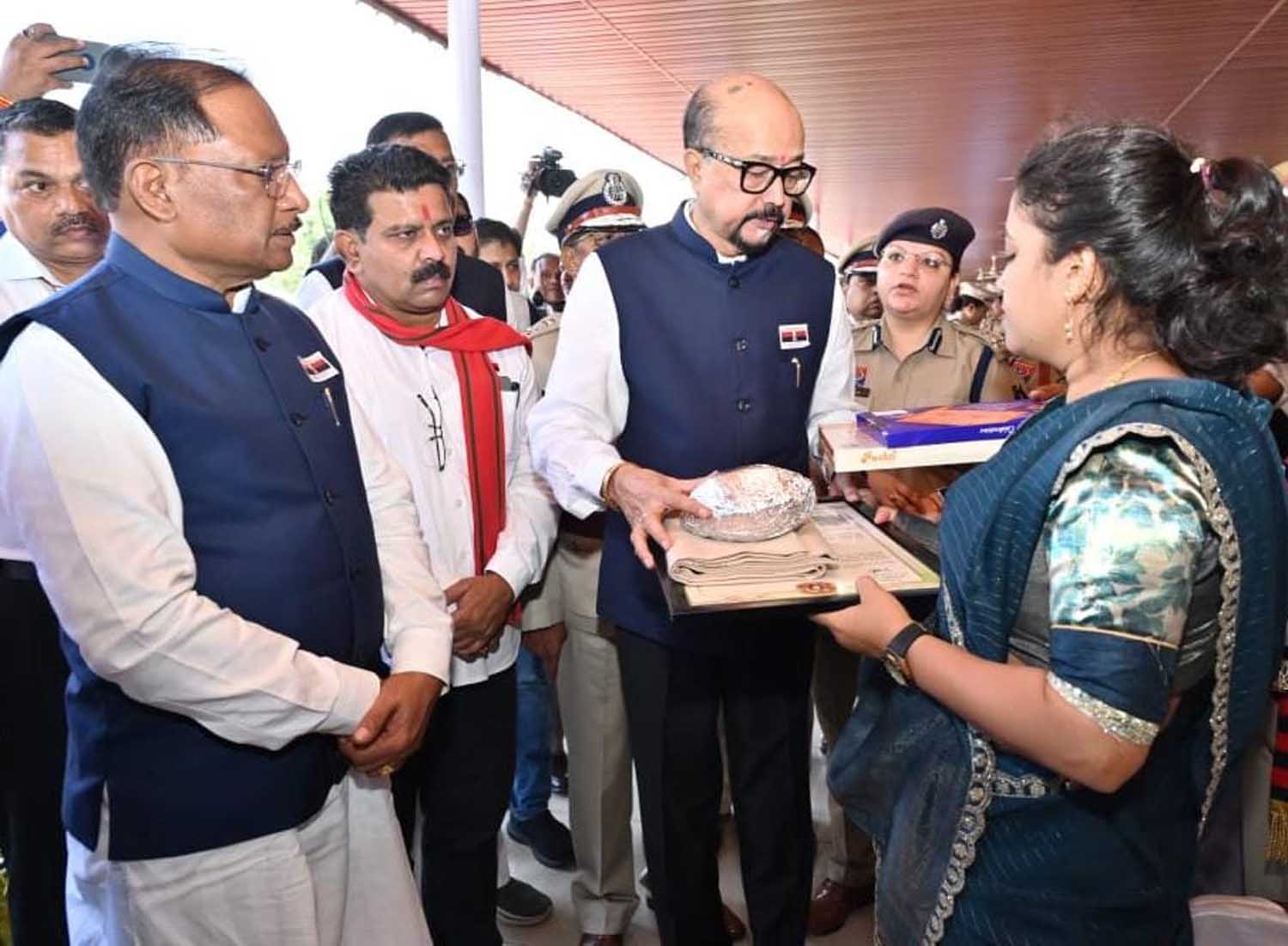 राज्यपाल  डेका और मुख्यमंत्री साय बलिदान परिजनाें काे सम्मानित करते हुए