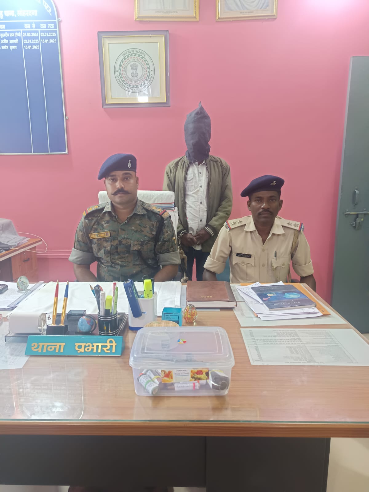 फोटो. गिरफ्तार आरोपी के संबंध में जानकारी देते थाना प्रभारी  फोटो. गिरफ्तार आरोपी के संबंध में जानकारी देते थाना प्रभारी