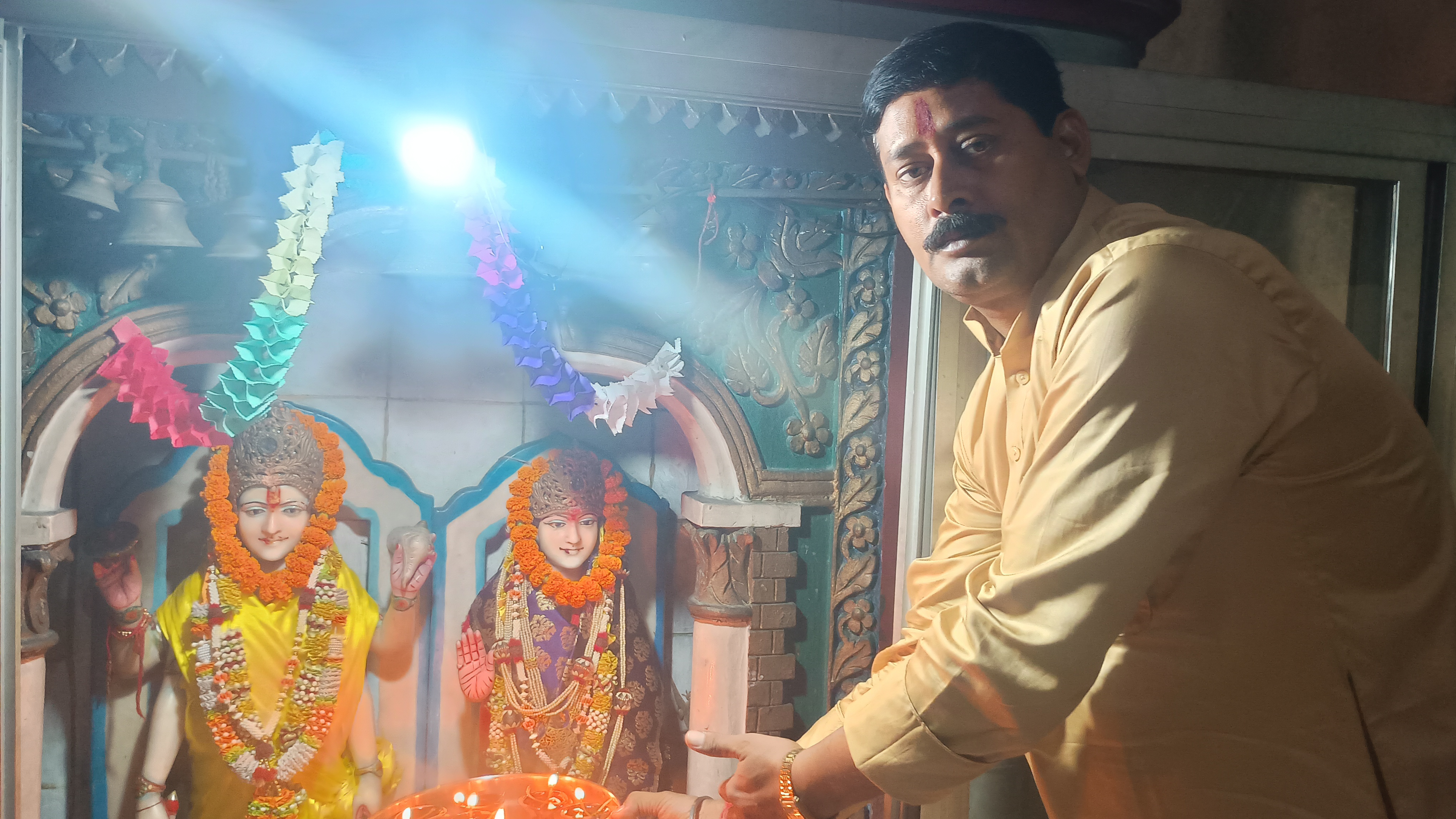 मंदिर में पूजन करते हुए मंदिर में पूजन करते हुए