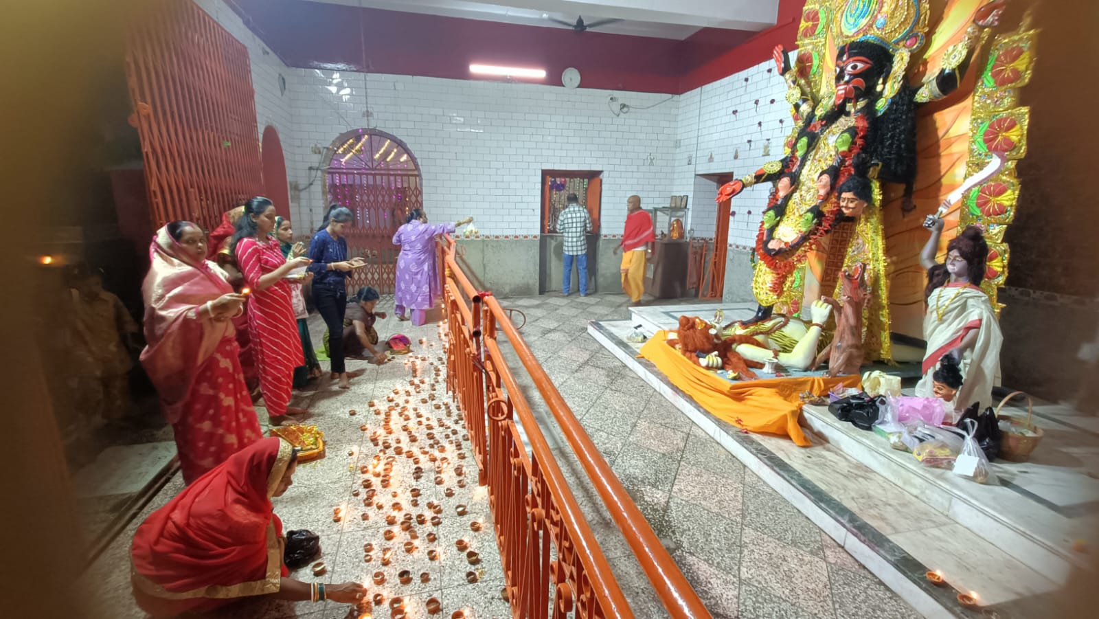दीप जलाती महिलाएं, मां काली की प्रतिमा दीप जलाती महिलाएं, मां काली की प्रतिमा