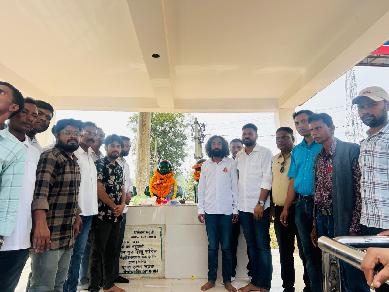 शहिदों को नमन करते देवेन्द्रनाथ महतो शहिदों को नमन करते देवेन्द्रनाथ महतो