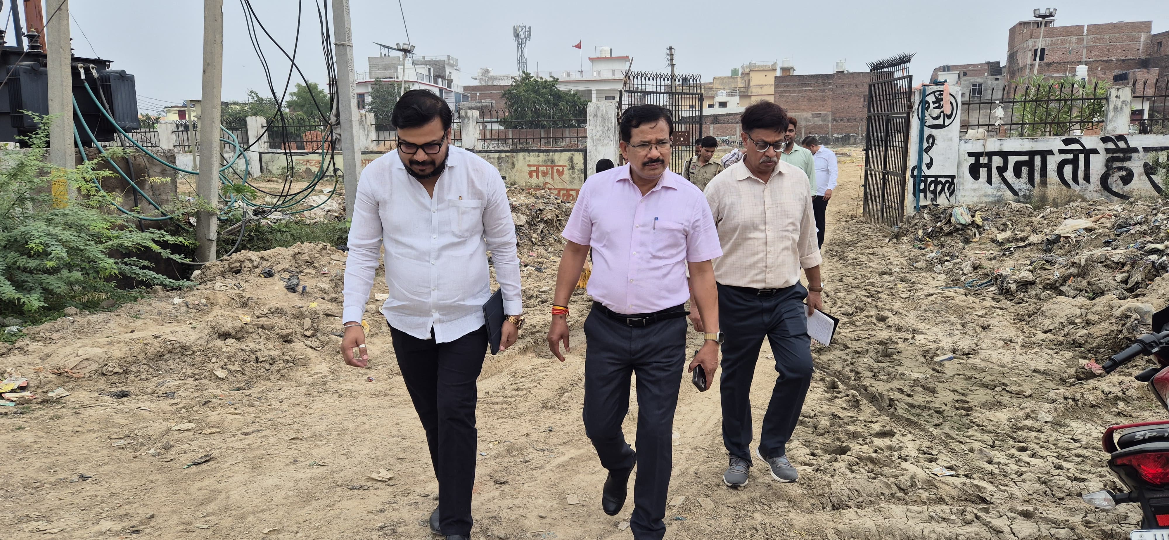 निरीक्षण करते जिलाधिकारी निरीक्षण करते जिलाधिकारी