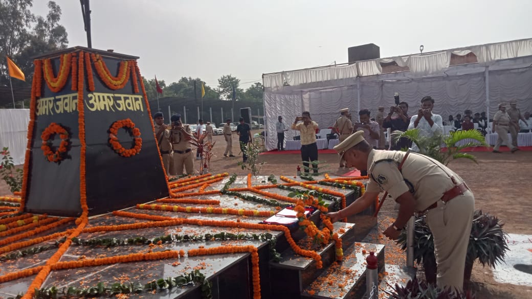 जांजगीर में पुलिस स्मृति दिवस मनाया गया — शहीद जवानों को दी गई भावभीनी श्रद्धांजलि जांजगीर में पुलिस स्मृति दिवस मनाया गया — शहीद जवानों को दी गई भावभीनी श्रद्धांजलि