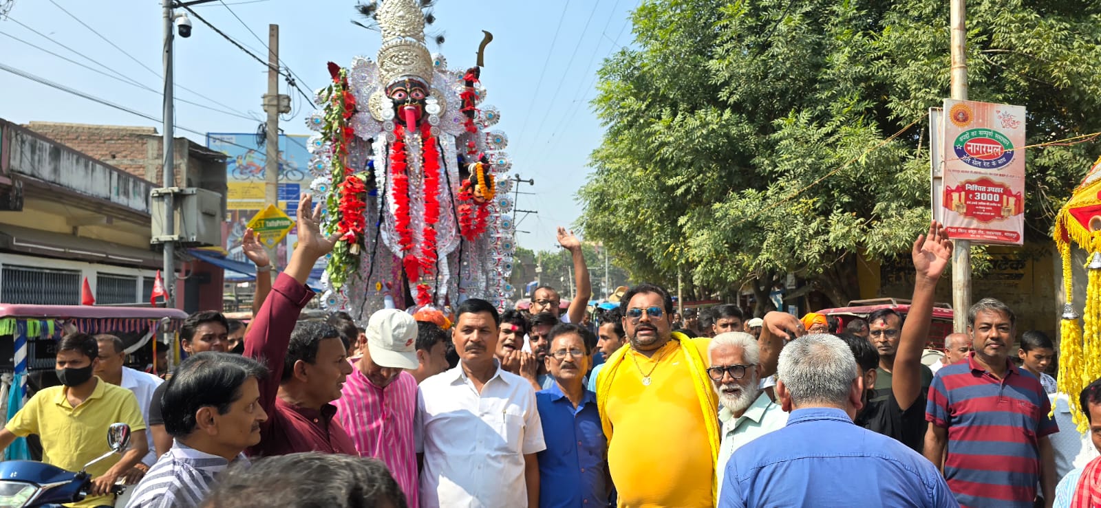 विसर्जन शोभायात्रा में शामिल श्रद्धालु विसर्जन शोभायात्रा में शामिल श्रद्धालु