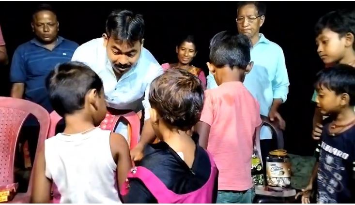 बच्चों के साथ दीपोत्सव मनाते टीएमसी अध्यक्ष राममोहन राय बच्चों के साथ दीपोत्सव मनाते टीएमसी अध्यक्ष राममोहन राय
