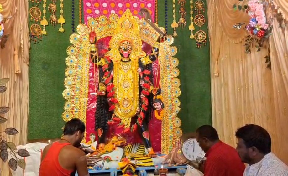 कोल कंपनी द्वारा स्थापित मां काली की प्रतिमा कोल कंपनी द्वारा स्थापित मां काली की प्रतिमा