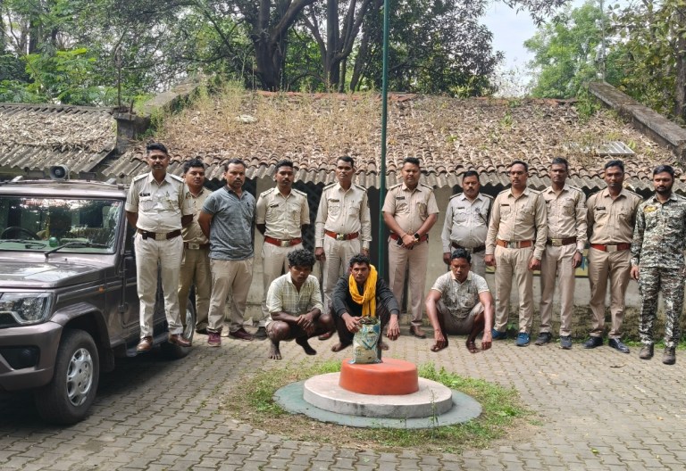 पुलिस के गिरफ्त में आरोपी पुलिस के गिरफ्त में आरोपी