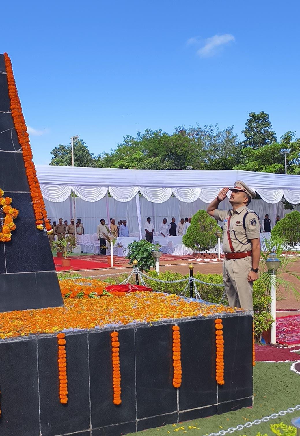 रक्षित केन्द्र रूद्री में स्मृति चिन्ह में बलिदानियों को सलामी देते हुए पुलिस अधीक्षक धमतरी सूरज सिंह परिहार। रक्षित केन्द्र रूद्री में स्मृति चिन्ह में बलिदानियों को सलामी देते हुए पुलिस अधीक्षक धमतरी सूरज सिंह परिहार।