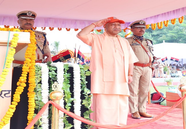 पुलिस लाइन में सलामी लेते मुखयमंत्री पुलिस लाइन में सलामी लेते मुखयमंत्री