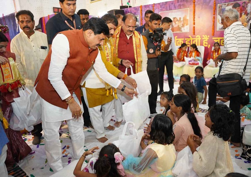 मुख्यमंत्री ने निर्धन परिवारों की बेटियों के साथ मनाया दीपावली का त्यौहार मुख्यमंत्री ने निर्धन परिवारों की बेटियों के साथ मनाया दीपावली का त्यौहार