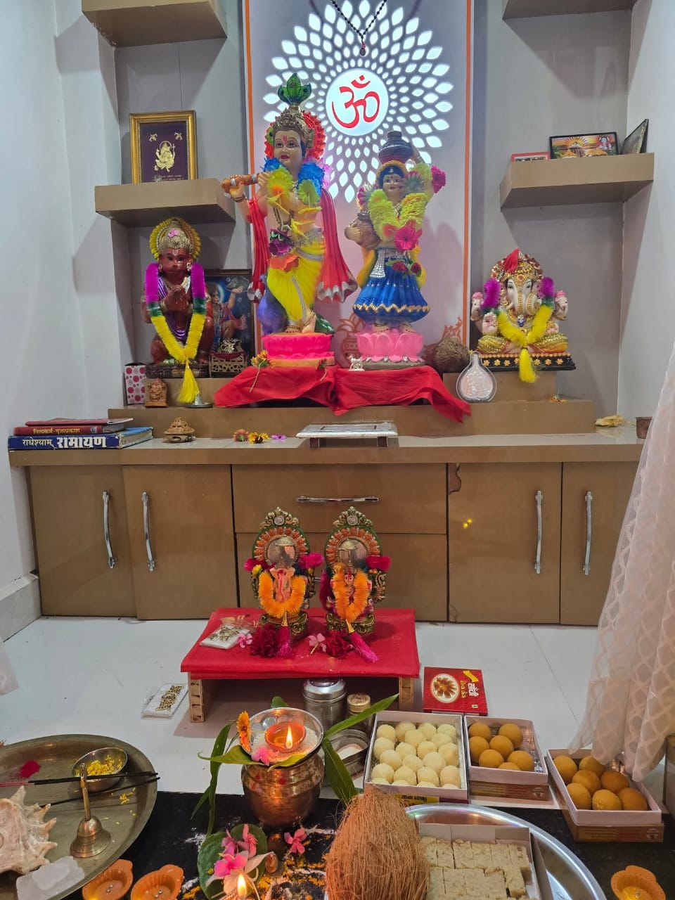 घराें में पूजन घराें में पूजन