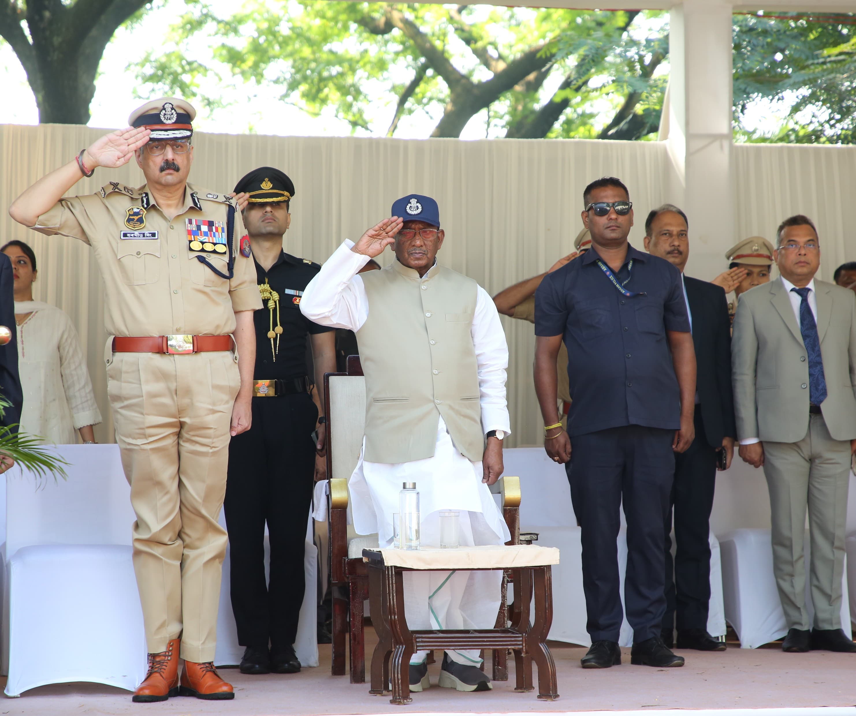 पुलिस स्मृति दिवस पर राज्यपाल लक्ष्मण प्रसाद आचार्य शहीद पुलिस कर्मियों को श्रद्धांजलि देते हुए। पुलिस स्मृति दिवस पर राज्यपाल लक्ष्मण प्रसाद आचार्य शहीद पुलिस कर्मियों को श्रद्धांजलि देते हुए।