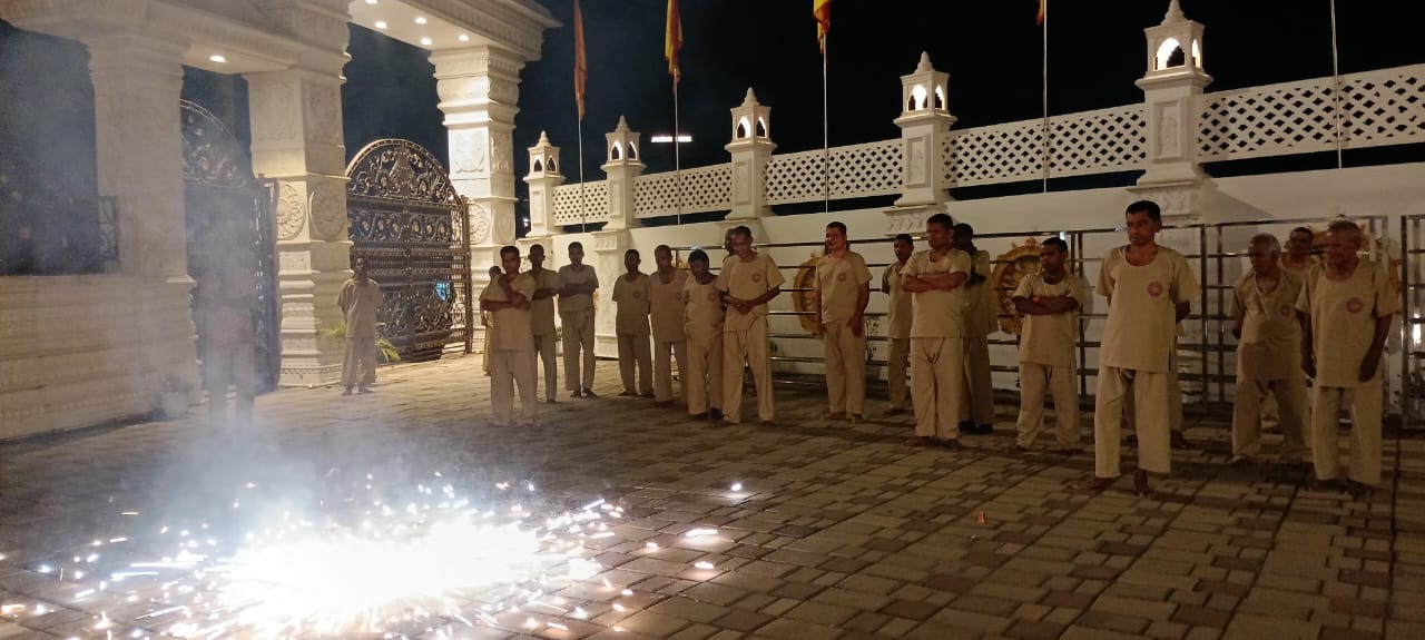 दीपावली मनाते निराश्रित परिवार दीपावली मनाते निराश्रित परिवार