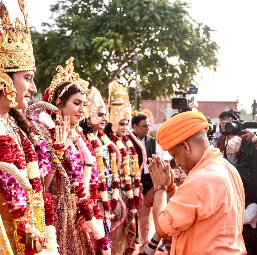 प्रभु श्री राम माता सीता और लक्ष्मण को प्रणाम करते मुख्यमंत्री योगी आदित्यनाथ प्रभु श्री राम माता सीता और लक्ष्मण को प्रणाम करते मुख्यमंत्री योगी आदित्यनाथ
