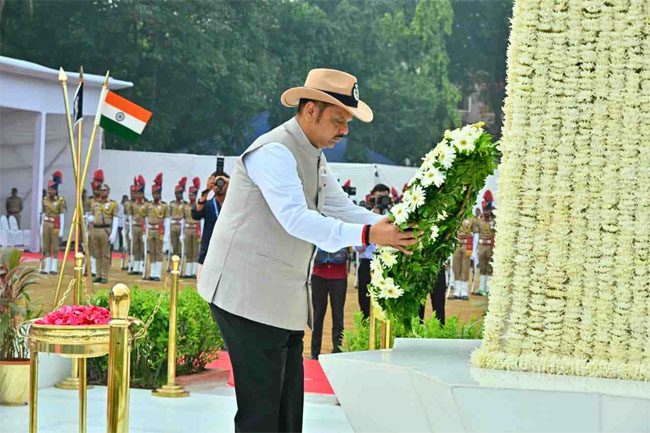 फोटो: मुंबई में देश के शहीद पुलिस जवानों को श्रद्धांजलि अर्पित करते हुए मुख्यमंत्री देवेंद्र फडणवीस फोटो: मुंबई में देश के शहीद पुलिस जवानों को श्रद्धांजलि अर्पित करते हुए मुख्यमंत्री देवेंद्र फडणवीस