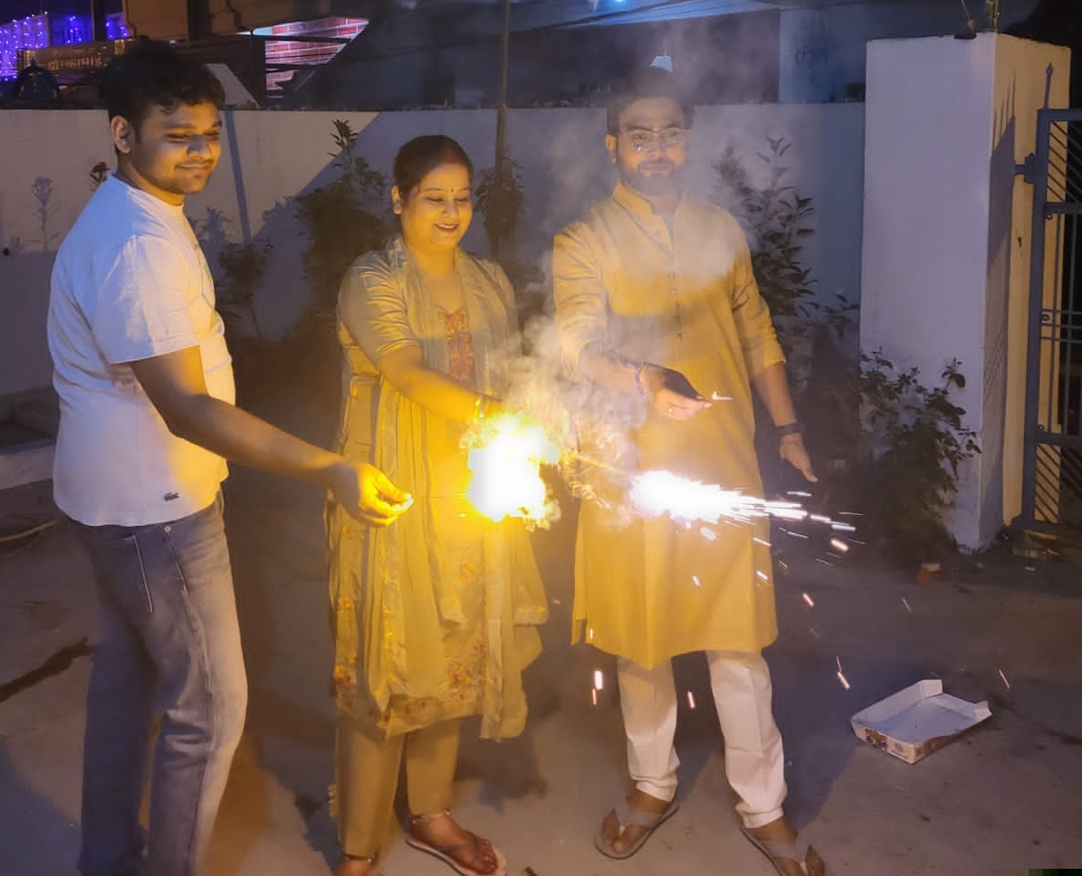 पटाखे छुड़ाकर दीपावली की खुशी मनाते हुए पटाखे छुड़ाकर दीपावली की खुशी मनाते हुए