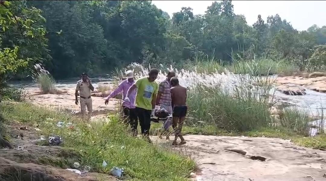 शव निकलते टीम शव निकलते टीम