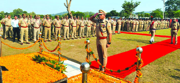 श्रद्धांजलि अर्पित करते हुए श्रद्धांजलि अर्पित करते हुए