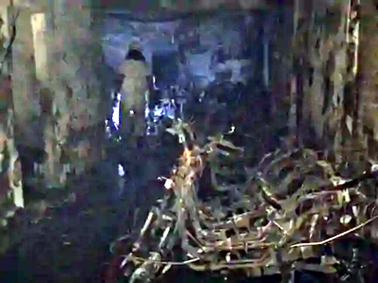 आग से जली हुई स्कूटियां। आग से जली हुई स्कूटियां।