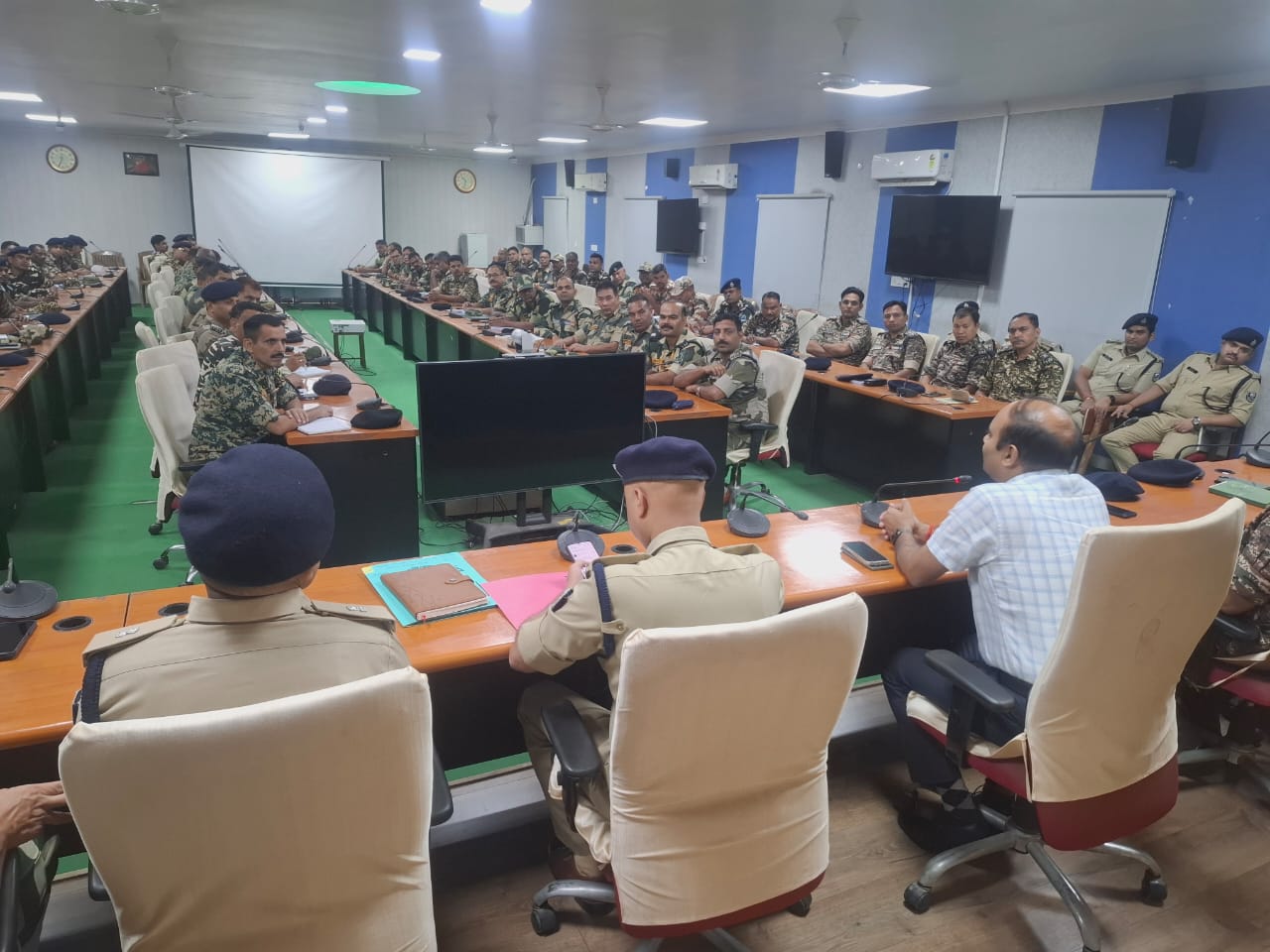 61 सीएपीएफ कंपनियों संग डीएम ने की सख्त समीक्षा