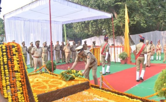 शहीदों को श्रद्धांजलि अर्पित करते अधिकारी शहीदों को श्रद्धांजलि अर्पित करते अधिकारी