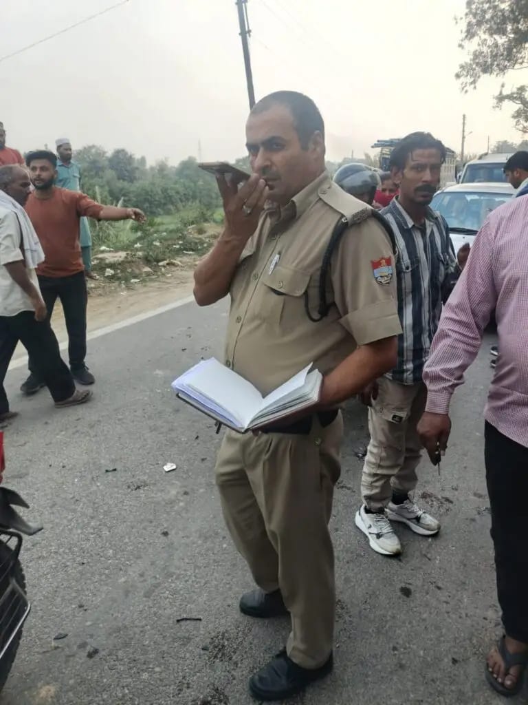 पुलिस कार्यवाही करते हुए पुलिस कार्यवाही करते हुए
