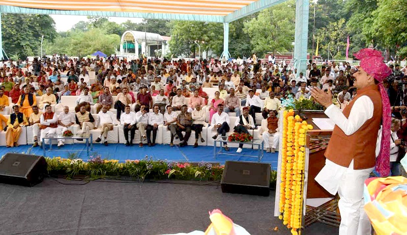 भोपाल के रवीन्द्र भवन में आयोजित गोवर्धन पूजा के राज्य स्तरीय कार्यक्रम भोपाल के रवीन्द्र भवन में आयोजित गोवर्धन पूजा के राज्य स्तरीय कार्यक्रम