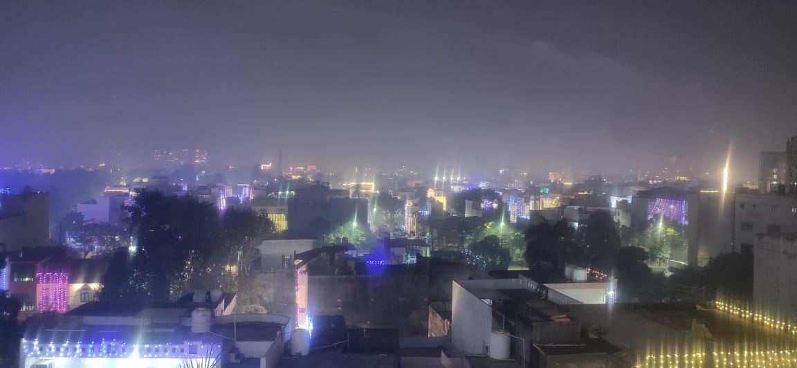 मुरादाबाद में सोमवार रात्रि दीपावली पर एमडीए में पटाखे और आतिशबाजी से छाई धुंध। मुरादाबाद में सोमवार रात्रि दीपावली पर एमडीए में पटाखे और आतिशबाजी से छाई धुंध।