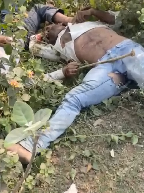 चित्तौड़गढ़ शहर के निकट सड़क हादसे में मौके पर घायल पड़े युवक।