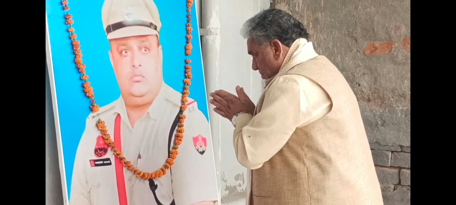 मृतक एएसआई की प्रतिमा पर पुष्पार्पित करते मंत्री कृष्ण लाल पंवार। मृतक एएसआई की प्रतिमा पर पुष्पार्पित करते मंत्री कृष्ण लाल पंवार।