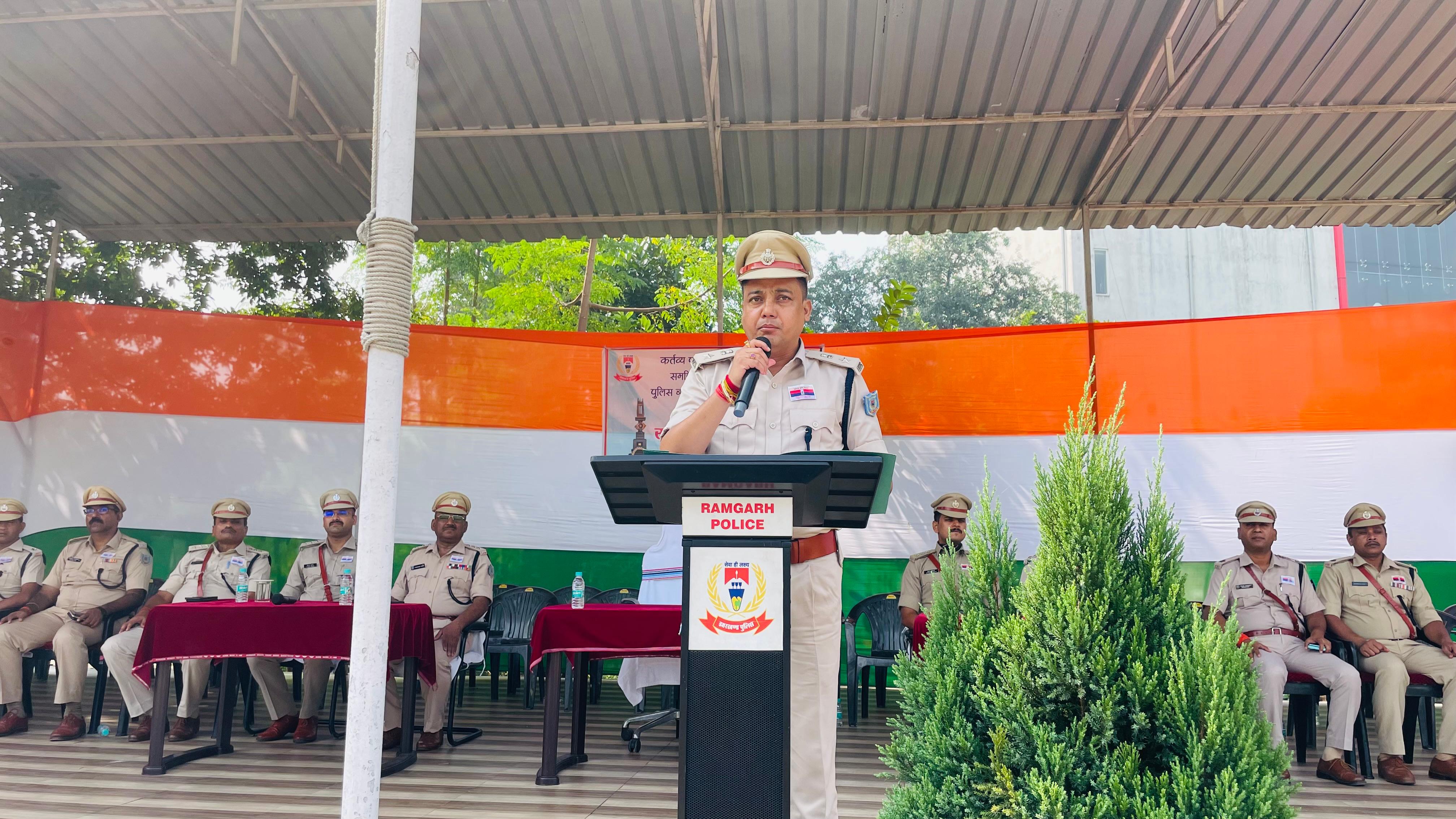 संस्मरण दिवस को संबोधित करते एसपी संस्मरण दिवस को संबोधित करते एसपी