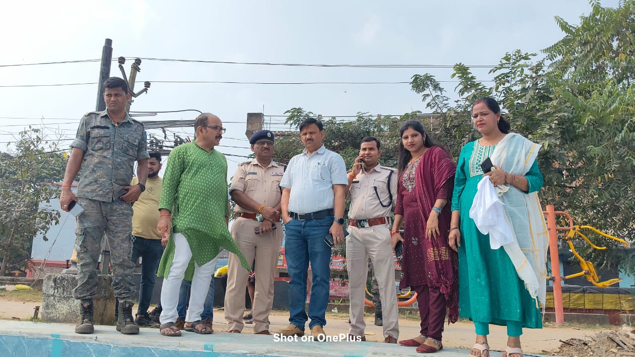 निरीक्षण करते अधिकारी