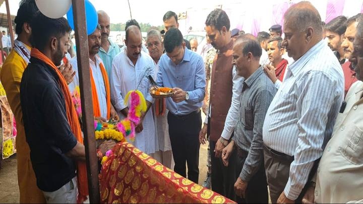 जिला पंचायत अध्यक्ष और कलेक्टर द्वारा की गई गोवर्धन तथा गाय की पूजा-अर्चना जिला पंचायत अध्यक्ष और कलेक्टर द्वारा की गई गोवर्धन तथा गाय की पूजा-अर्चना