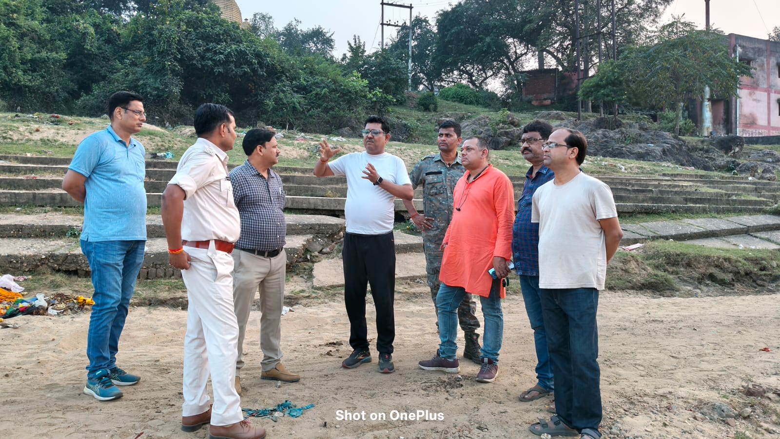 निरीक्षण करते हुए अधिकारी