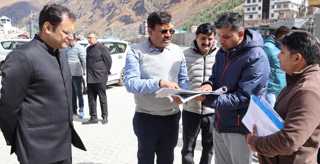 बदरीनाथ धाम में मास्टर प्लान के कार्यों के बारे में जानकारी लेते हुए मुख्य सचिव। बदरीनाथ धाम में मास्टर प्लान के कार्यों के बारे में जानकारी लेते हुए मुख्य सचिव।